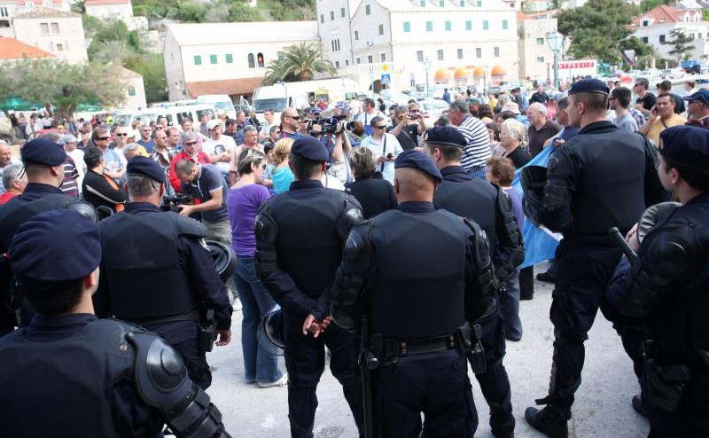 5432.policija poslana na narod