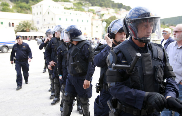 5438.policija u puciscu