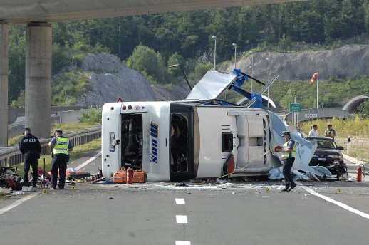 5621.prevrnuti autobus