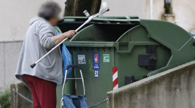 5853.penzionerka kontejner