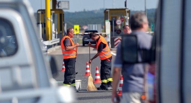 6268.radnici na autocesti