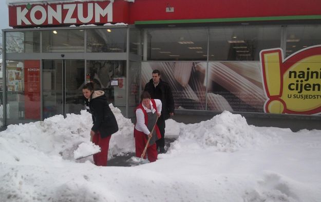 6525.radnice konzuma lopataju