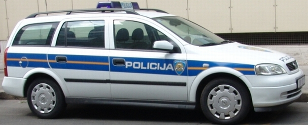 6729.policijsko vozilo