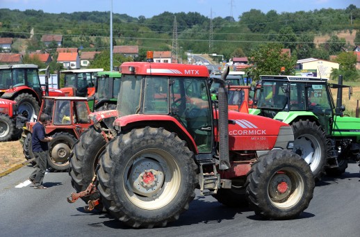 7319.traktori blokiraju prometnice