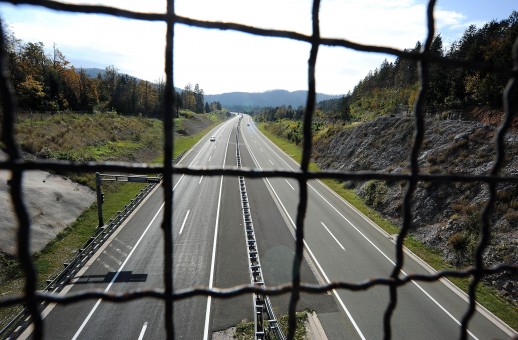 8827.autocesta kroz resetke