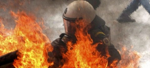 3952.policajac u plamenu