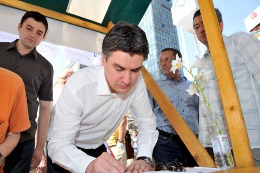 5177.milanovic potpisuje za referendum