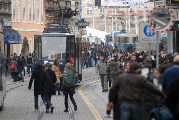 5392.gradani na ulici